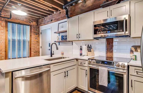 Nashville Apartment | Nashville Luxury Escape | Pool & Prime Location