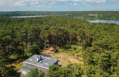 Wellfleet House | National Seashore w Modern Architecture