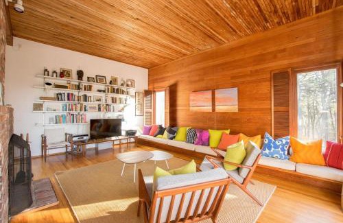 Wellfleet House | National Seashore w Modern Architecture