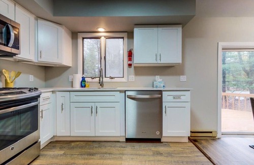 Lake Harmony Estates Cottage | Nature Embrace 4BR Cottage w/Lake Harmony Views