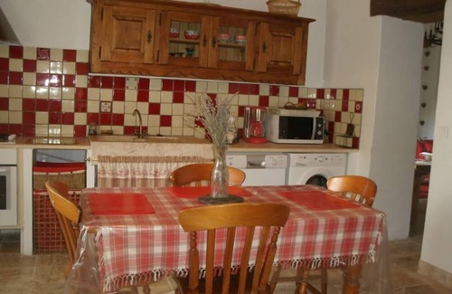 Montjustin Apartment | Nature gîte located in the Lubéron nature reserve.