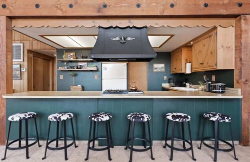Oakhurst Cabin | Nature Haven: Jacuzzi, Deck & Mountain Views
