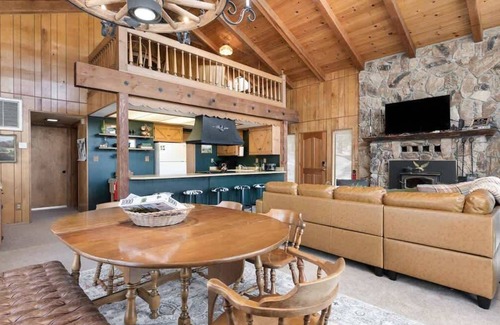 Oakhurst Cabin | Nature Haven: Jacuzzi, Deck & Mountain Views