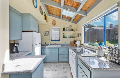 Salmon Creek House | Nature Lover's Paradise | Steps to Beach | Dogs OK