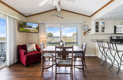 Homosassa House | Nautical Cabin with Panoramic Water Views