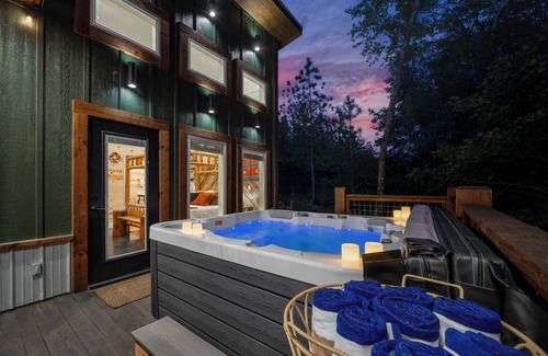 Golden Cabin | Navajo Rug-Creek/Hot Tub/Playground/Firepit/Swing Bed/Grill/Pet Friendly