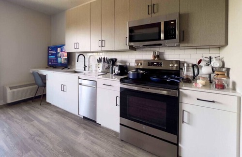 Boise Apartment | Navy Nights & Scenic Feels | Sleek Studio Stay