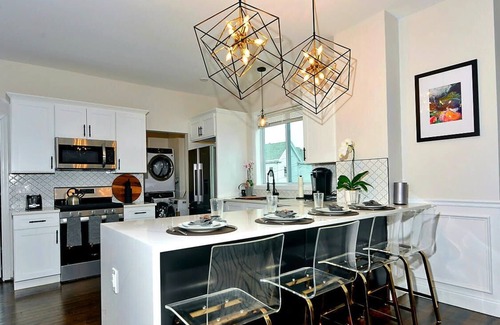 Everett Apartment | nBoston Luxury Home, Free parking, 5 mins to the Casino, 10 minutes to airport.