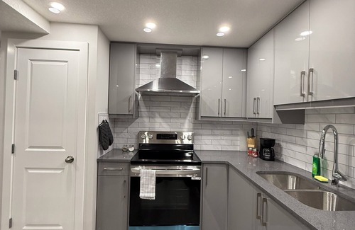 Calgary House | nCozy guest suite, walking trails