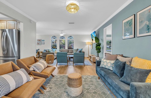 Palma Sola House | Near AMI-Heated Pool-Hot Tub-Putting Green-Game Room-Christmas tree for Holidays