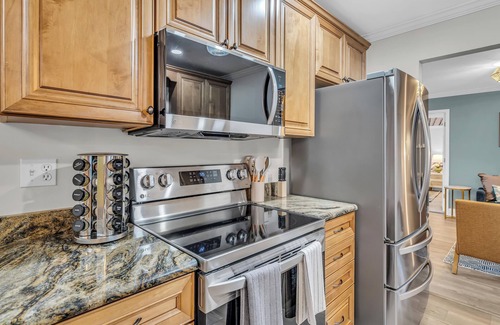 Palma Sola House | Near AMI-Heated Pool-Hot Tub-Putting Green-Game Room-Christmas tree for Holidays