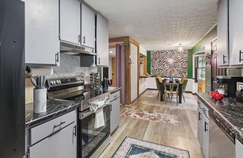 Locust Grove Other | Near AtL, Pickleball, Golf, Pool, Karaoke, Tikibar, 1.25 Acre Private Retreat