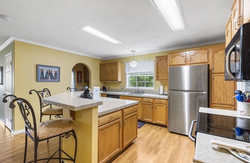 Omaha House | Near Branson & Thunder Ridge-Free Tickets-Live Llamas-Pvt Hot Tub-Country Retreat-Near Lakes!