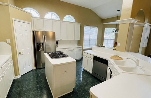 Kingwood House | Near Bush Airport