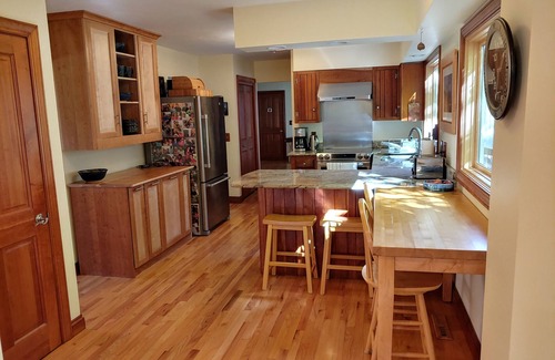 Hamilton House | Near Colgate and Seven Oaks Golf, Accommodates 8 Guests