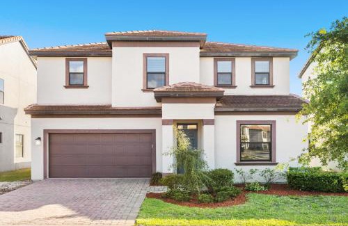 Haines City House | Near Disney and Legoland Spacious Poolside Oasis!