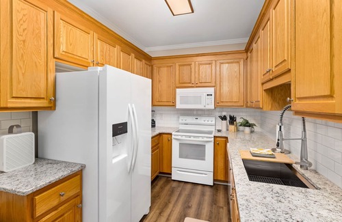 Cary House | Near downtown Cary & RDU. Easy access to Raleigh, Durham and local venues.