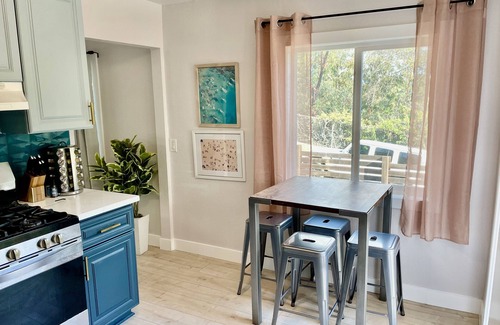 Los Angeles House | Near Downtown! Cheerful & Bright 2-bedroom house with a large yard