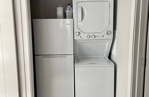 Los Angeles House | Near Downtown! Cheerful & Bright 2-bedroom house with a large yard