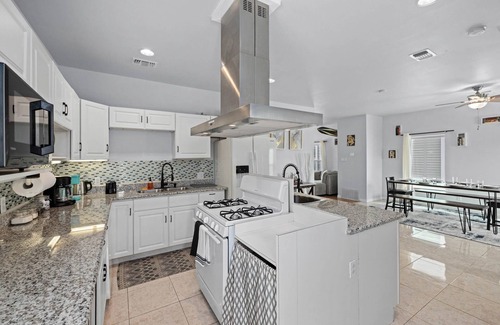 Greater Heights Apartment | Near Downtown Heights Apt | Yard Terrace WiFi Desk