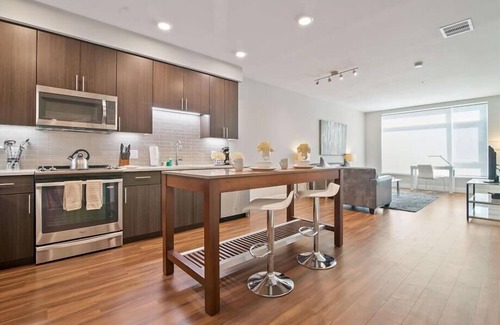 Shoreline West Apartment | Near FB & Ggl 2 BR | Outdoor Swimming Pool