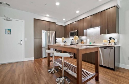 Shoreline West Apartment | Near FB & Ggl 2 BR | Outdoor Swimming Pool