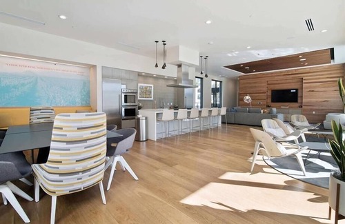 Shoreline West Apartment | Near FB & Ggl 2 BR | Outdoor Swimming Pool