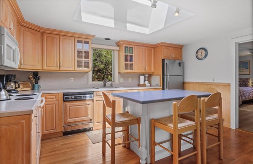West Chatham House | Near Harding's Beach, 4 min walk to Oyster River. 3BR, 2Bath, enclosed deck area