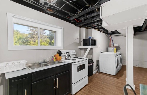 New Castle Apartment | Near Hospital & Dining- Beds on Broadmoor - Unit B