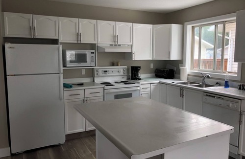 Hinton House | Near Jasper Park Gates, fully furnished home great for large groups. 6 beds.