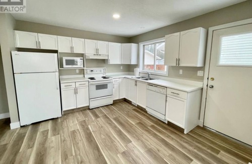 Hinton House | Near Jasper Park Gates, fully furnished home great for large groups. 6 beds.