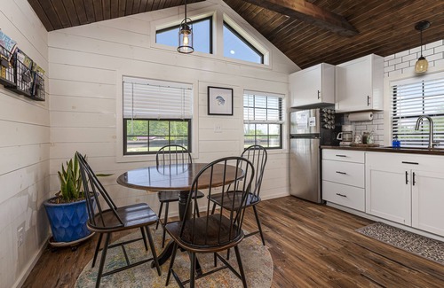 Marion Cabin | Near Lake Egypt, Hiking, Wineries- Micro Cabin