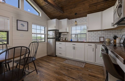 Marion Cabin | Near Lake Egypt, Hiking, Wineries- Micro Cabin