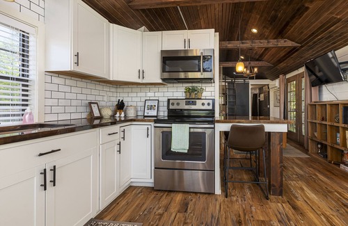 Marion Cabin | Near Lake Egypt, Hiking, Wineries- Micro Cabin