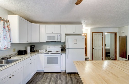 Cushing House | Near Lakes: Updated Family Home w/Deck in Cushing