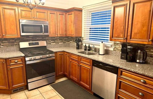 Lakewood House | NEAR Ohio City,Downtown,Tremont,Cavs,Browns,Clinic