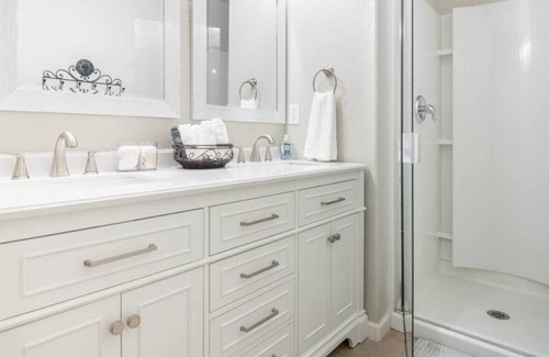 Aubrey House | Near PGATour+King&3Queen Beds+Near Lewisville Lake