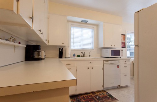 North Tabor House | Near Providence Hospital - Sunny and Comfy Tabor 2 Bedrooms - 1100 Sq Ft!