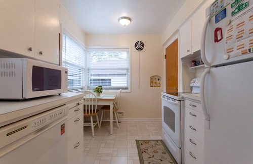 North Tabor House | Near Providence Hospital - Sunny and Comfy Tabor 2 Bedrooms - 1100 Sq Ft!