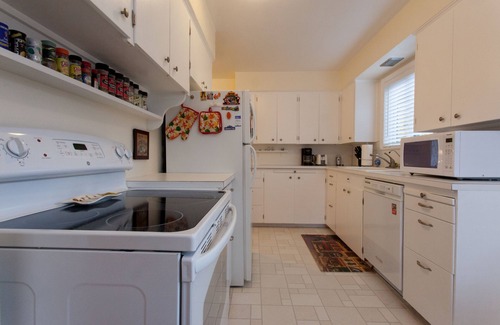 North Tabor House | Near Providence Hospital - Sunny and Comfy Tabor 2 Bedrooms - 1100 Sq Ft!