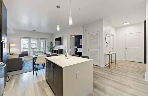 Cherry Apartment | Near Queens Campus | Pool,Gym,W/D,Balcony,Parking