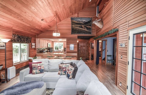 Mount Hood Village Cabin | Near Sandy River~ Hot Tub, King Bed, XBOX, Game Room, BBQ, Family Friendly