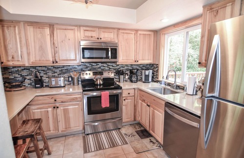 Mount Hood Village Cabin | Near Sandy River~ Hot Tub, King Bed, XBOX, Game Room, BBQ, Family Friendly