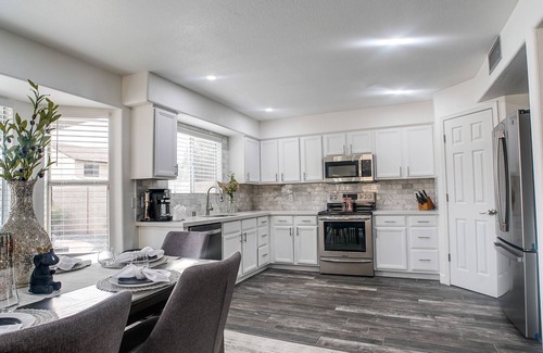 Maryvale House | Near Stadiums, Sleeps 10 and Pet Friendly Too!