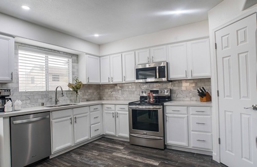 Maryvale House | Near Stadiums, Sleeps 10 and Pet Friendly Too!