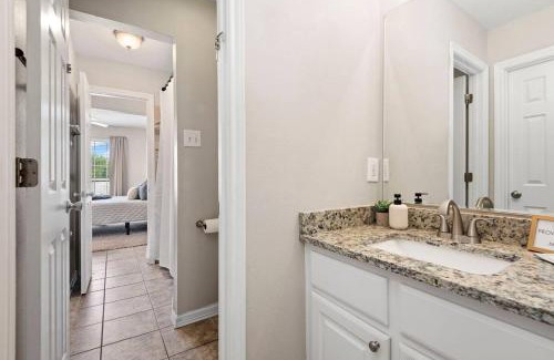 College Station House | Near Texas A&M, Spacious Living Room, 4 Queen Beds