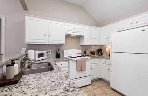 College Station House | Near Texas A&M, Spacious Living Room, 4 Queen Beds