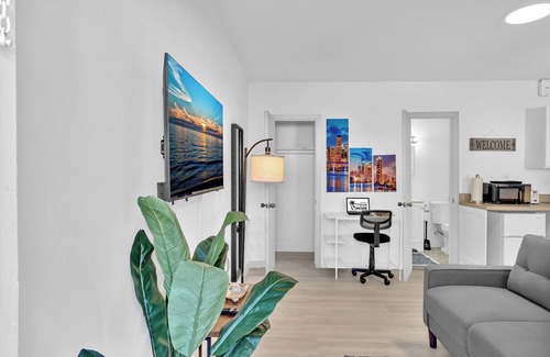 Downtown Hollywood Apartment | Near The Beach on Hollywood Blvd Great Suite D6