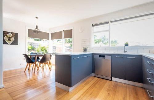 Kings Meadows House | Near the CBD Perfect for Large Groups & Parking