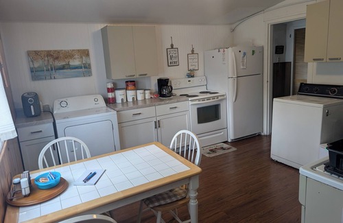 White Pine House | Near the park! 3-bedroom house with wifi and AC